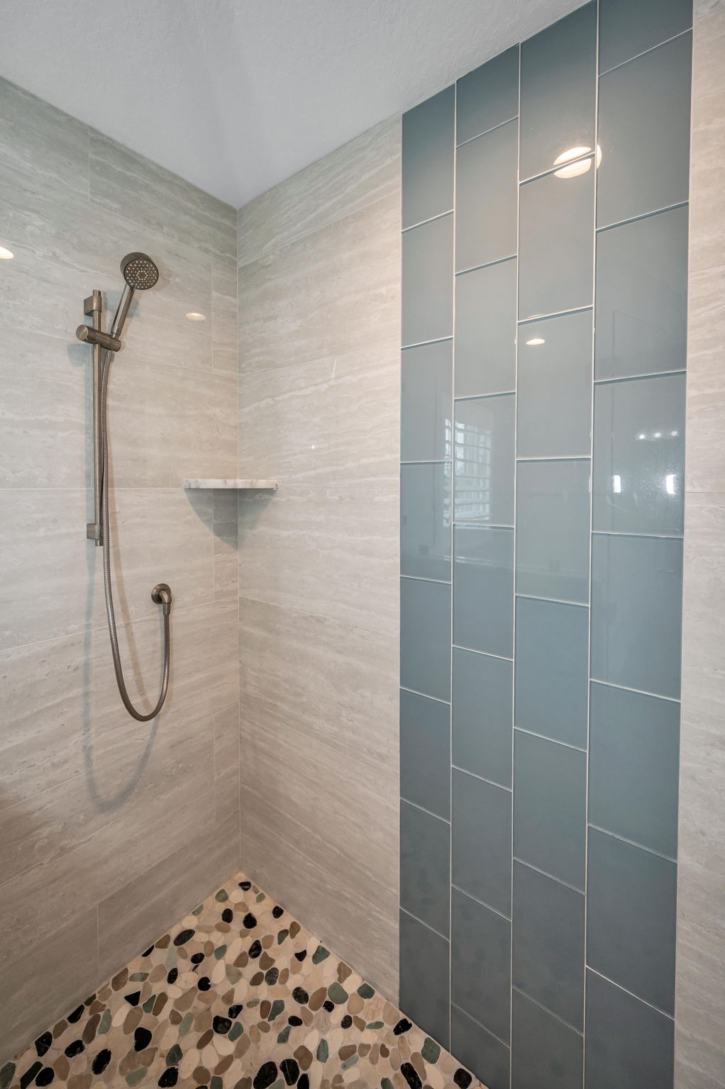 Upper Level Primary Bathroom1c