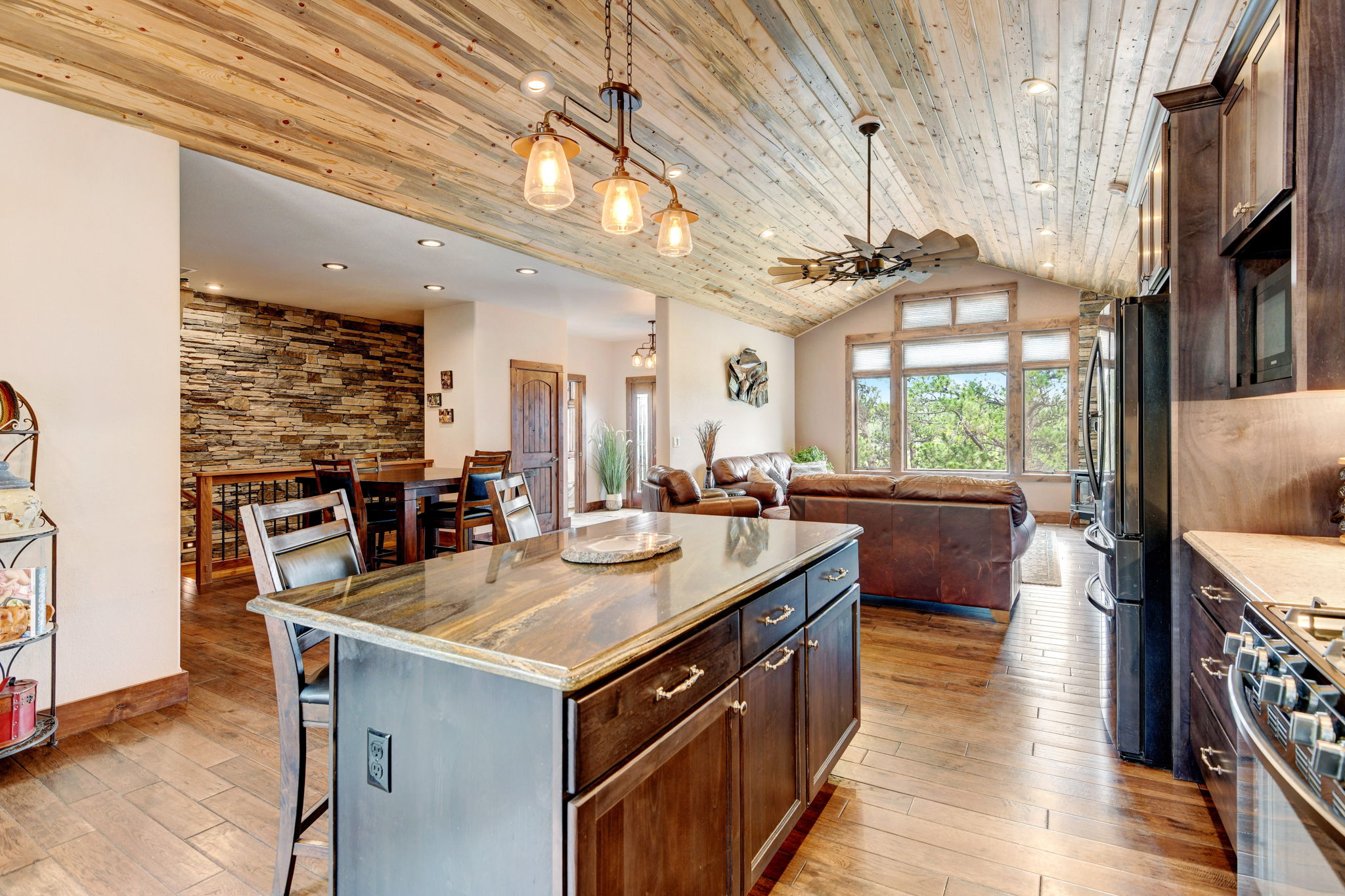 Generous Island for cooking and conversation