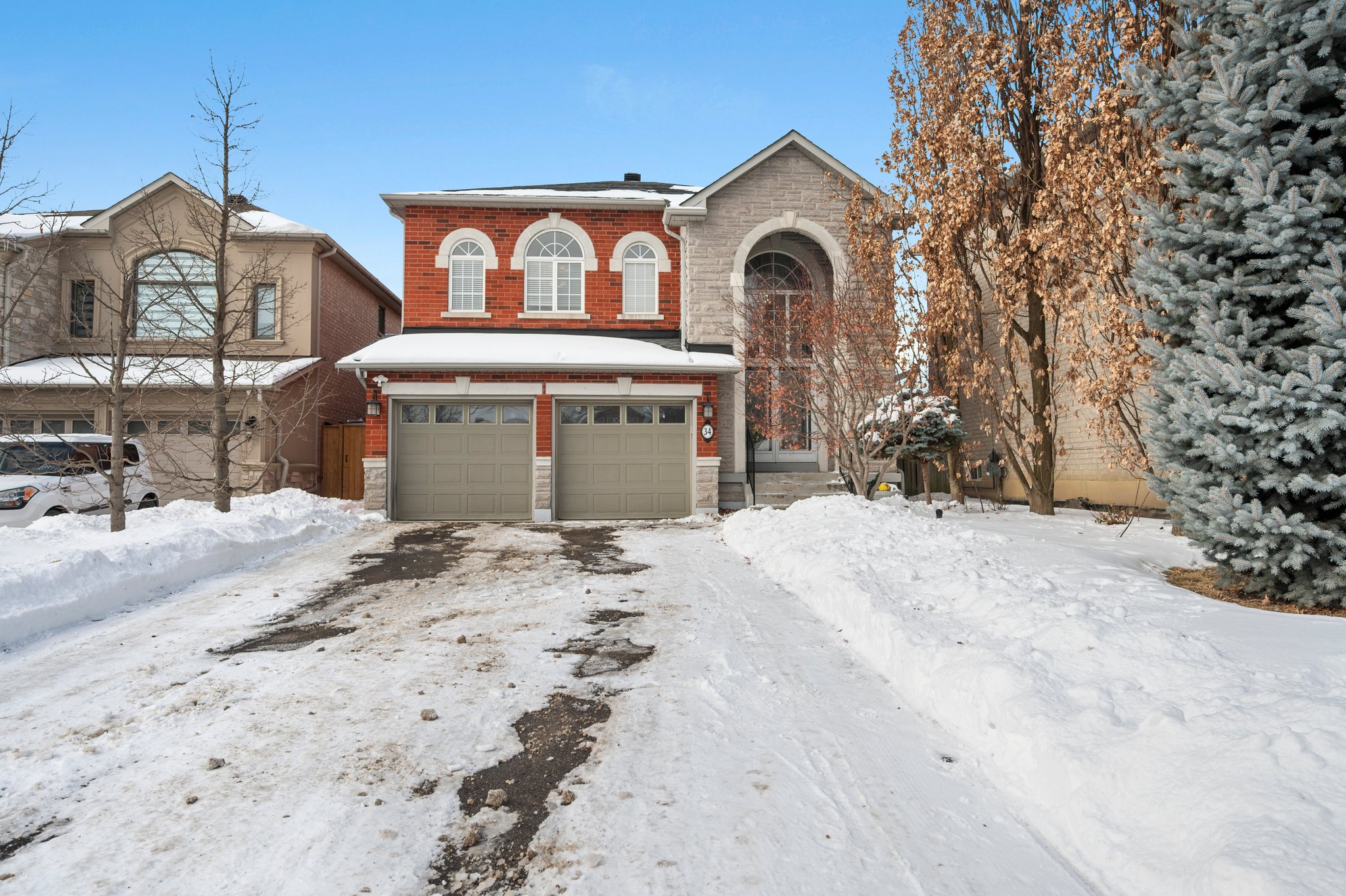 34 Regal Pine Ct Vaughan, ON L6A 2M5