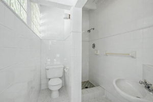  Photo 33