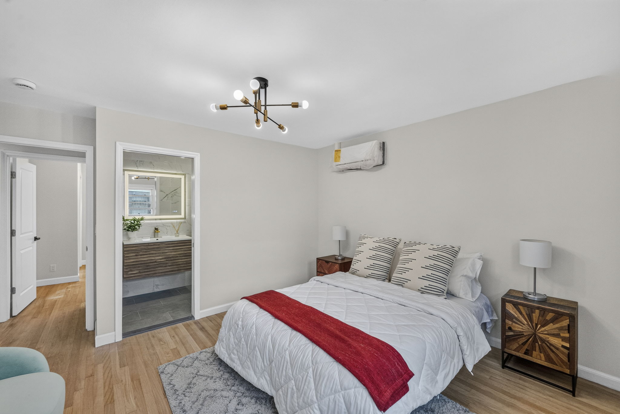 Master Suit w/Private bathroom
