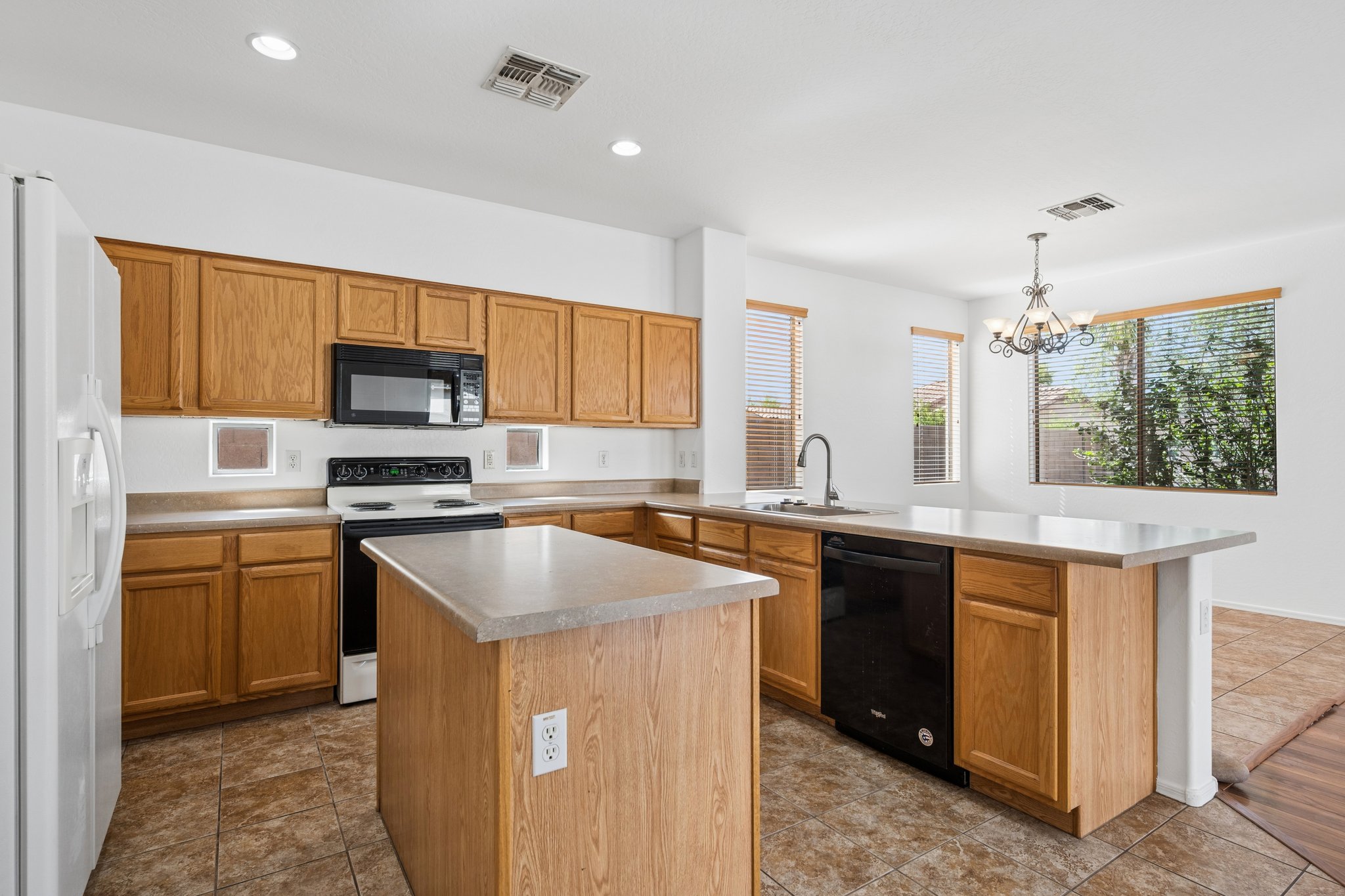 3402 E Powell Way - 004.jpg