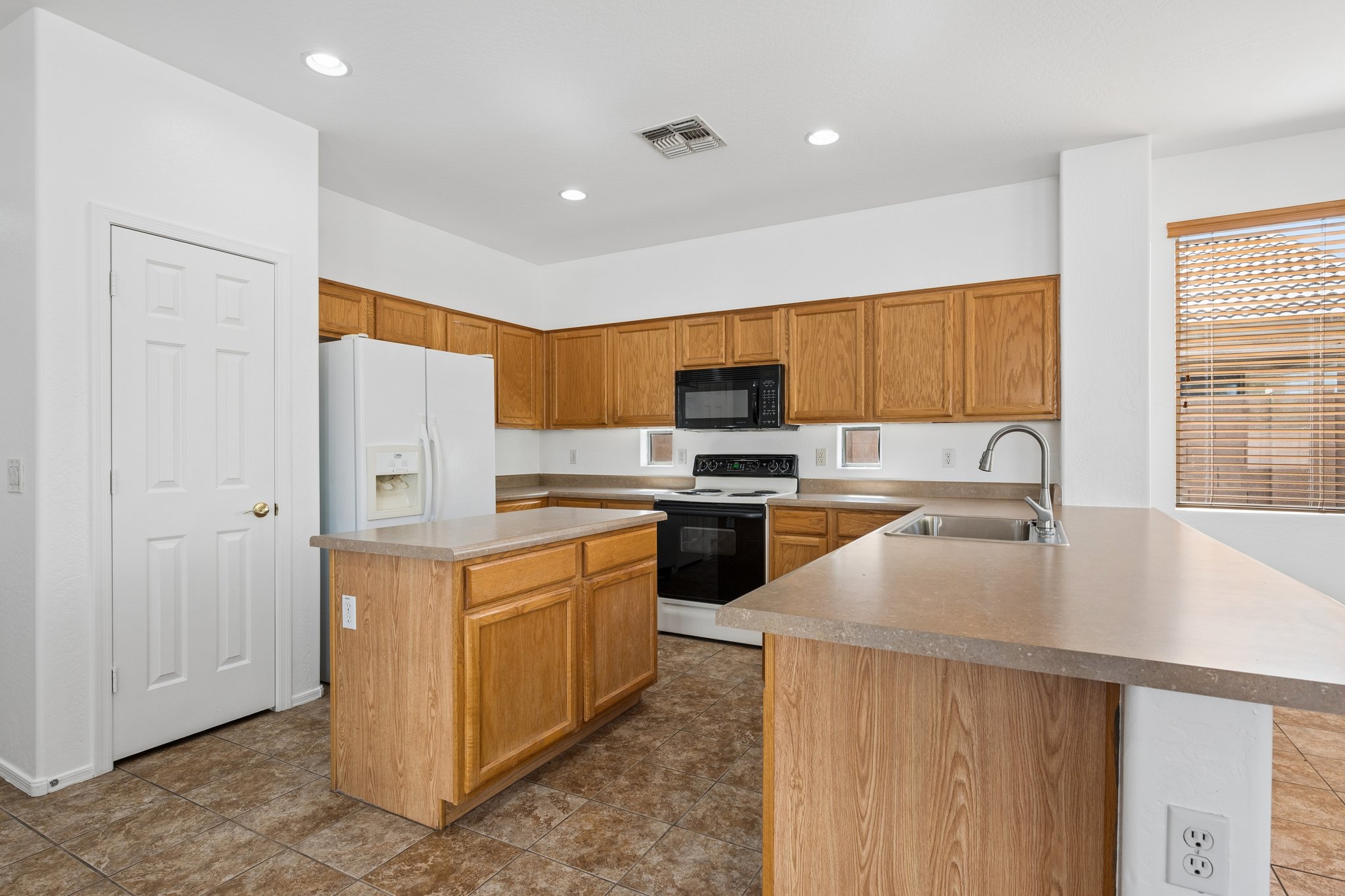 3402 E Powell Way - 005.jpg