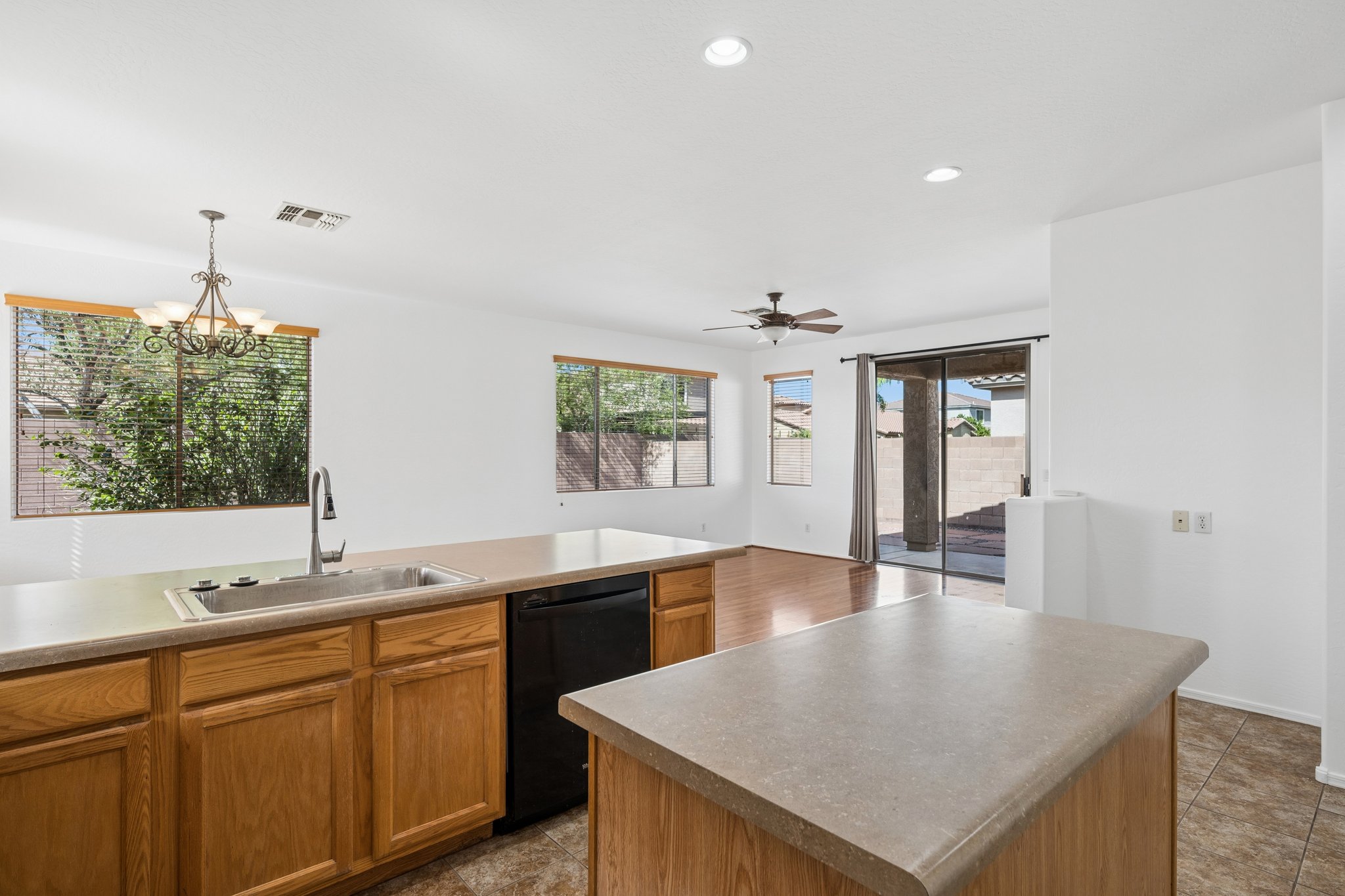 3402 E Powell Way - 007.jpg