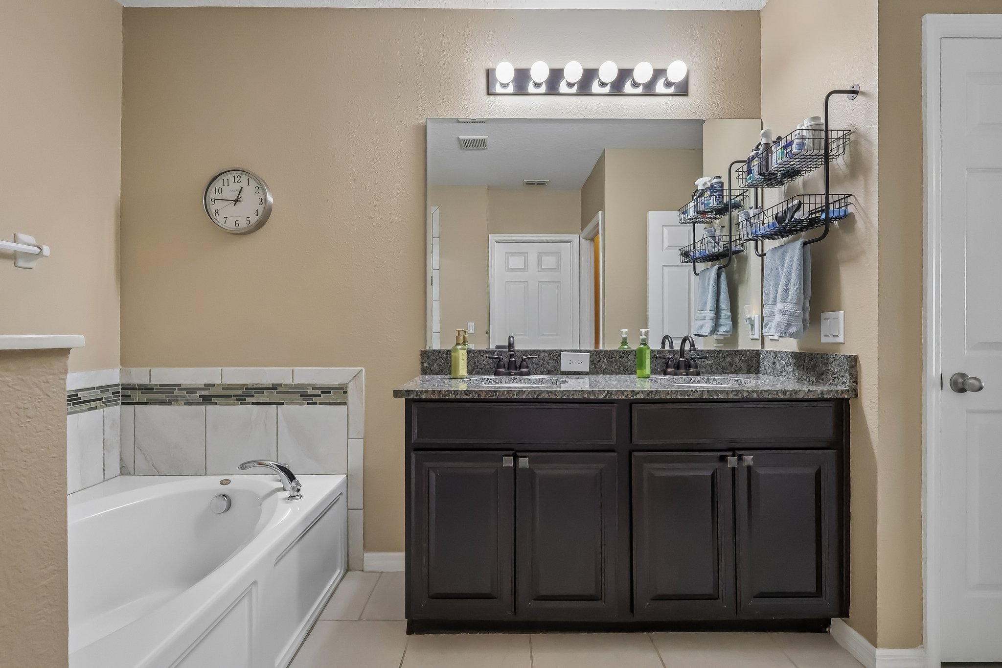 Alameda Dr-S2607-027.jpg