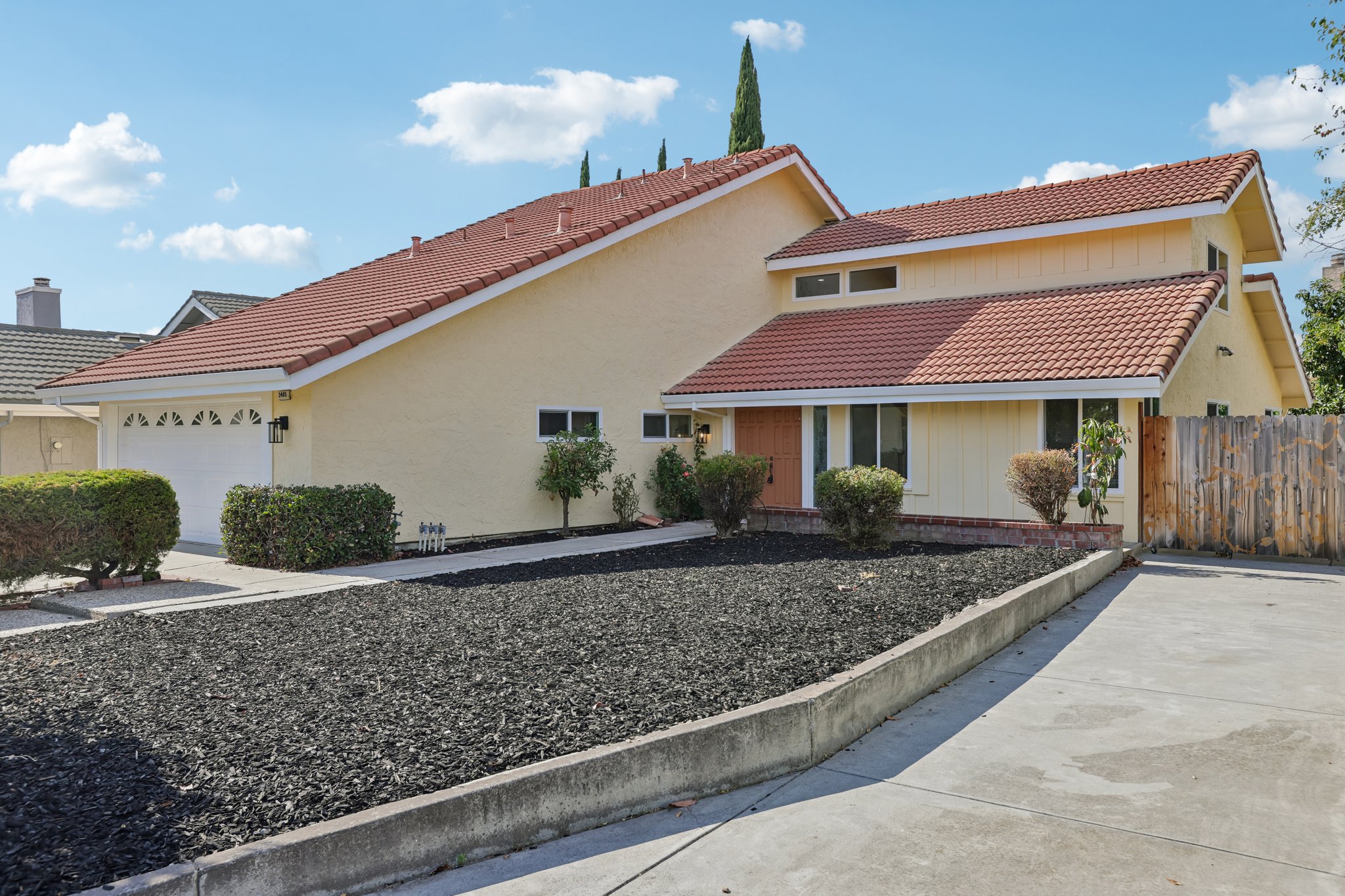 239541 - 3405 Cedardale Dr-S2908-002.jpg
