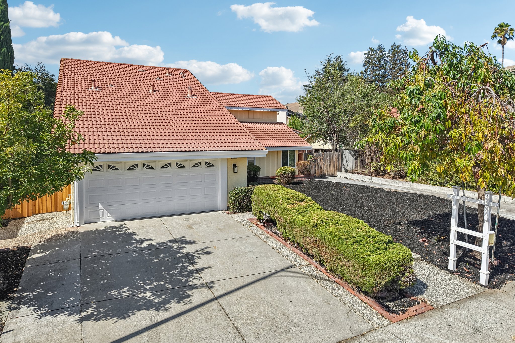 239541 - 3405 Cedardale Dr-S2908-067.jpg