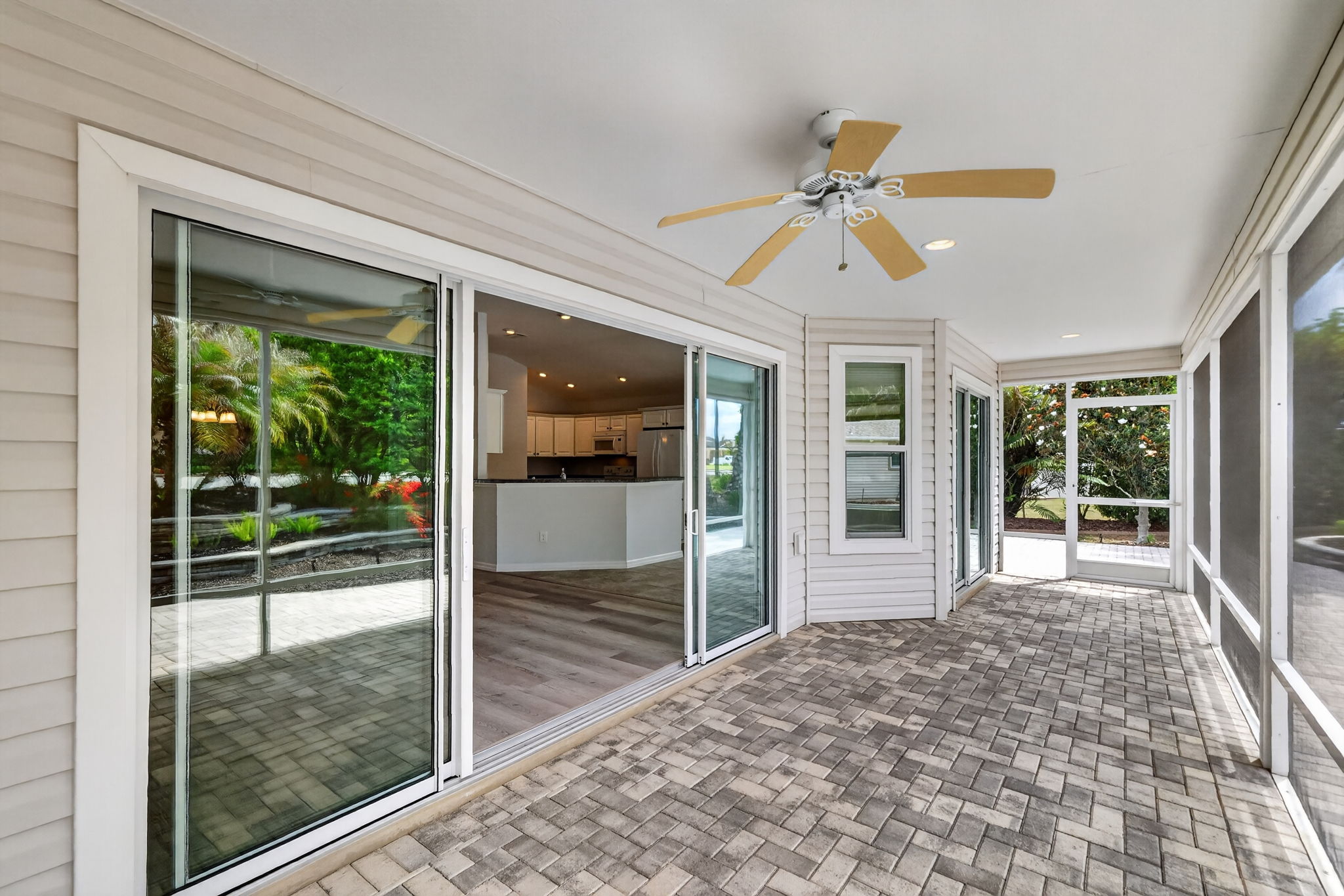 SPACIOUS PAVER Lanai