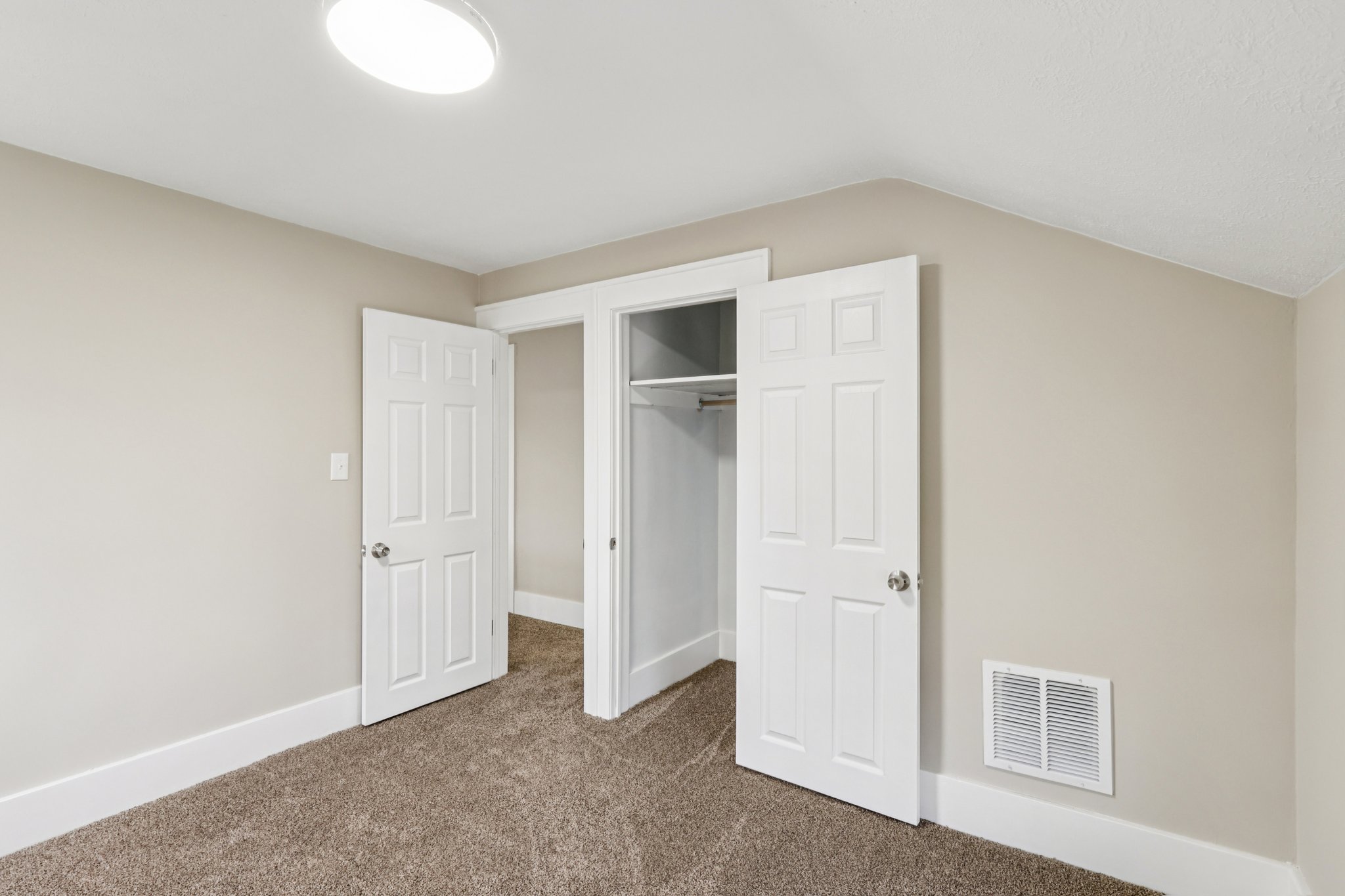 N Broadway-S2111-026.jpg