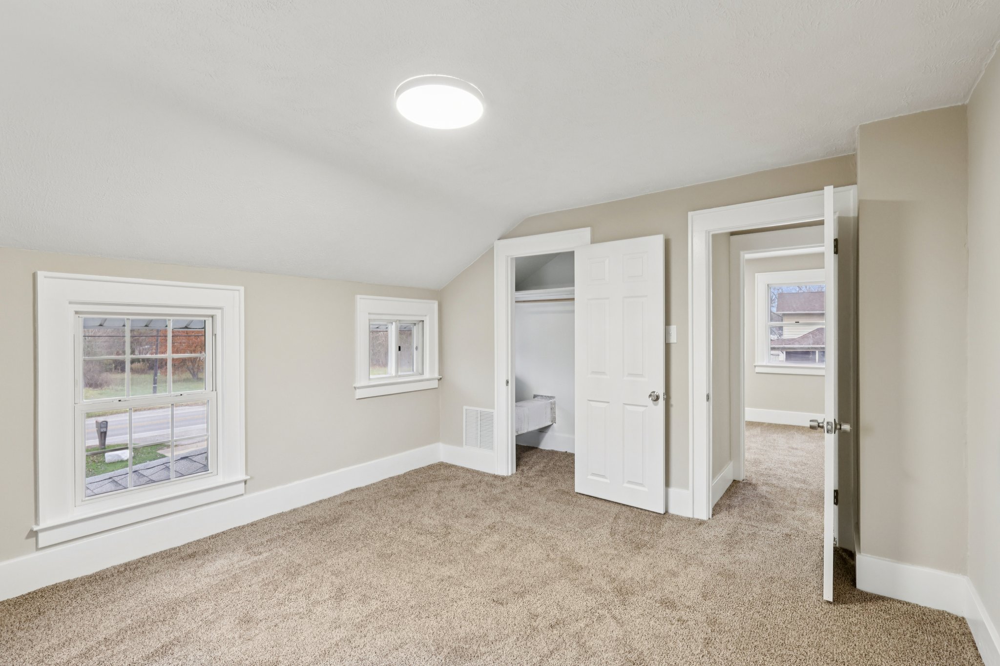 N Broadway-S2111-031.jpg