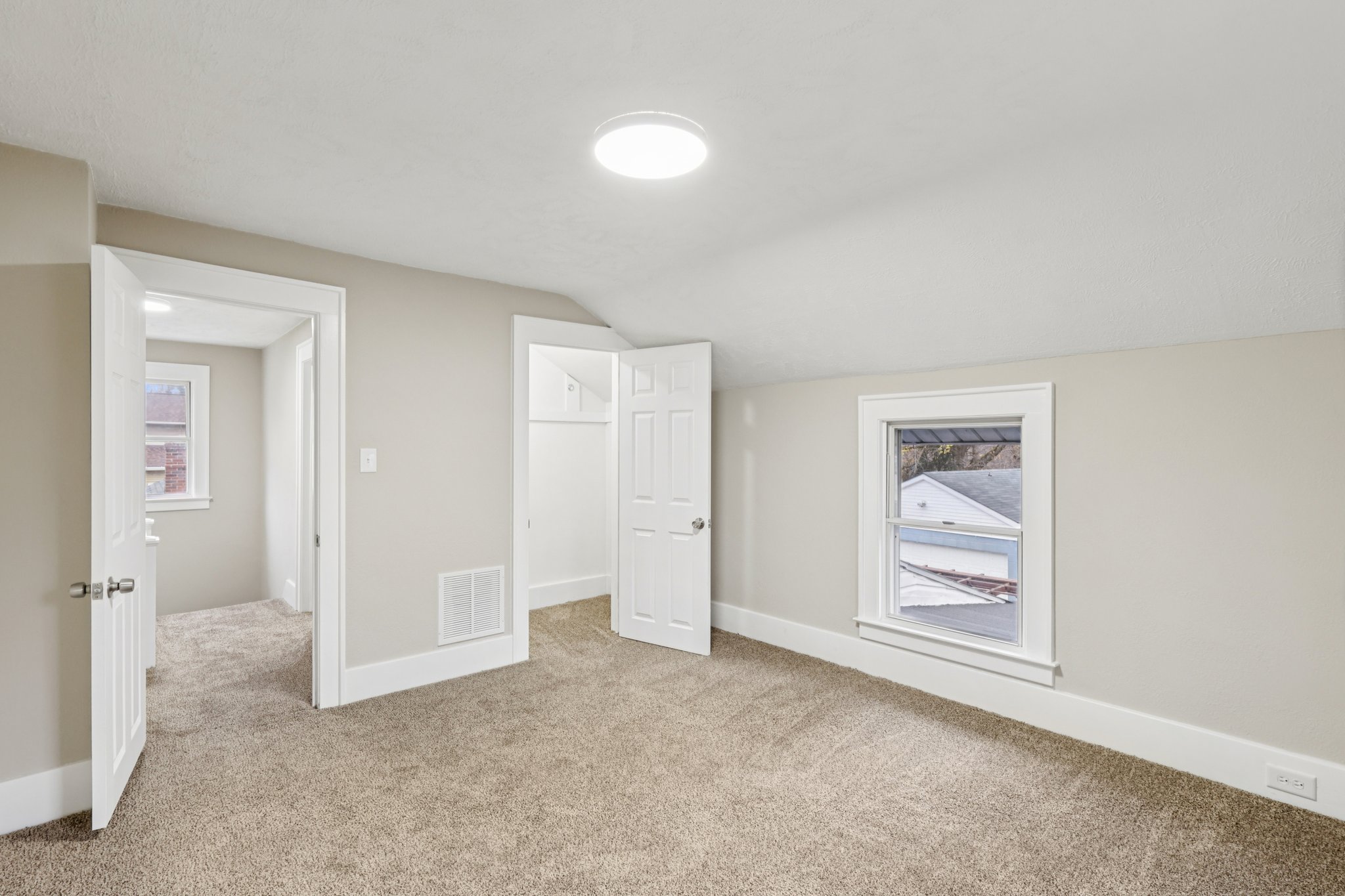 N Broadway-S2111-033.jpg