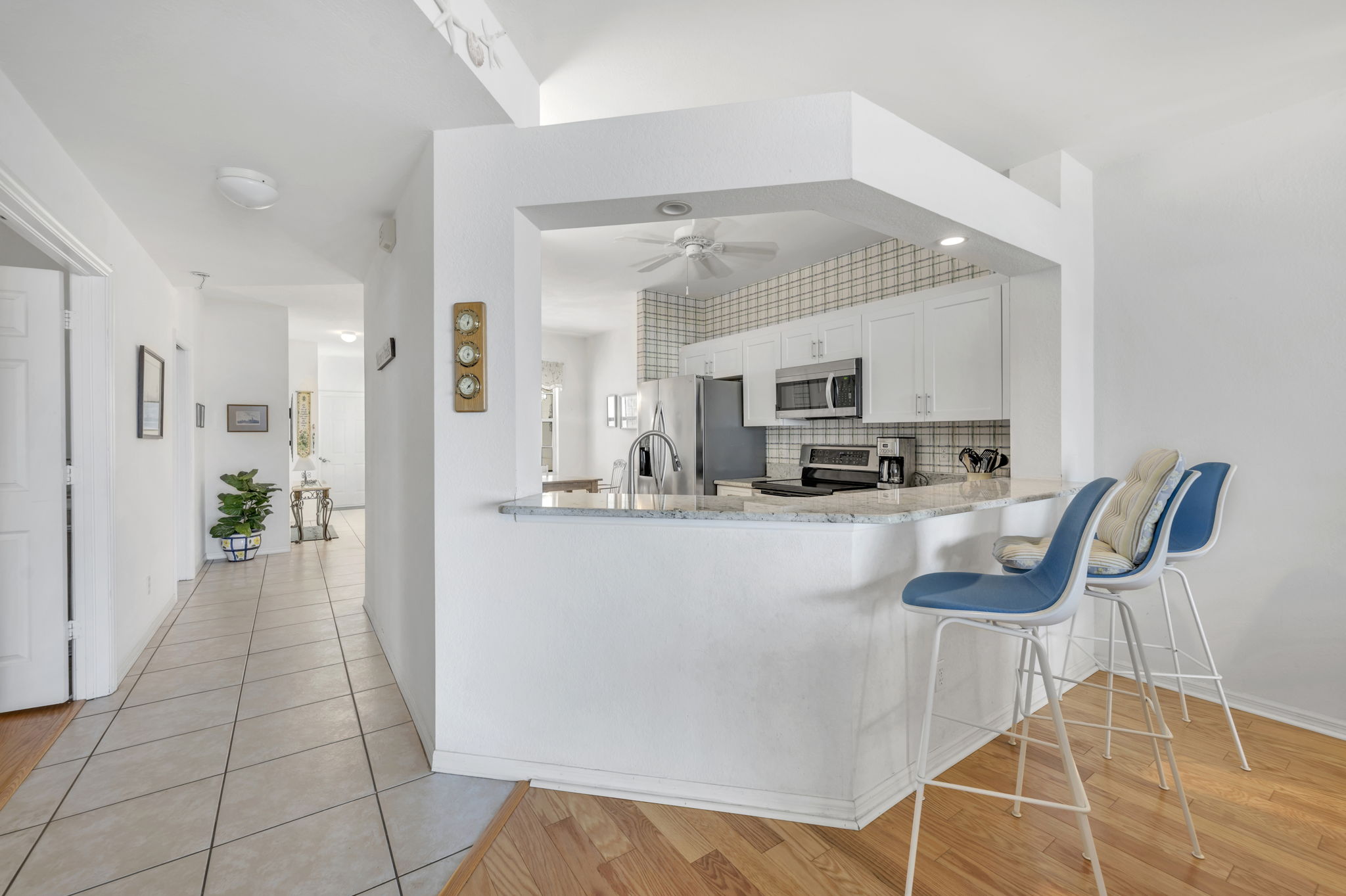 Breakfast Bar - Foyer