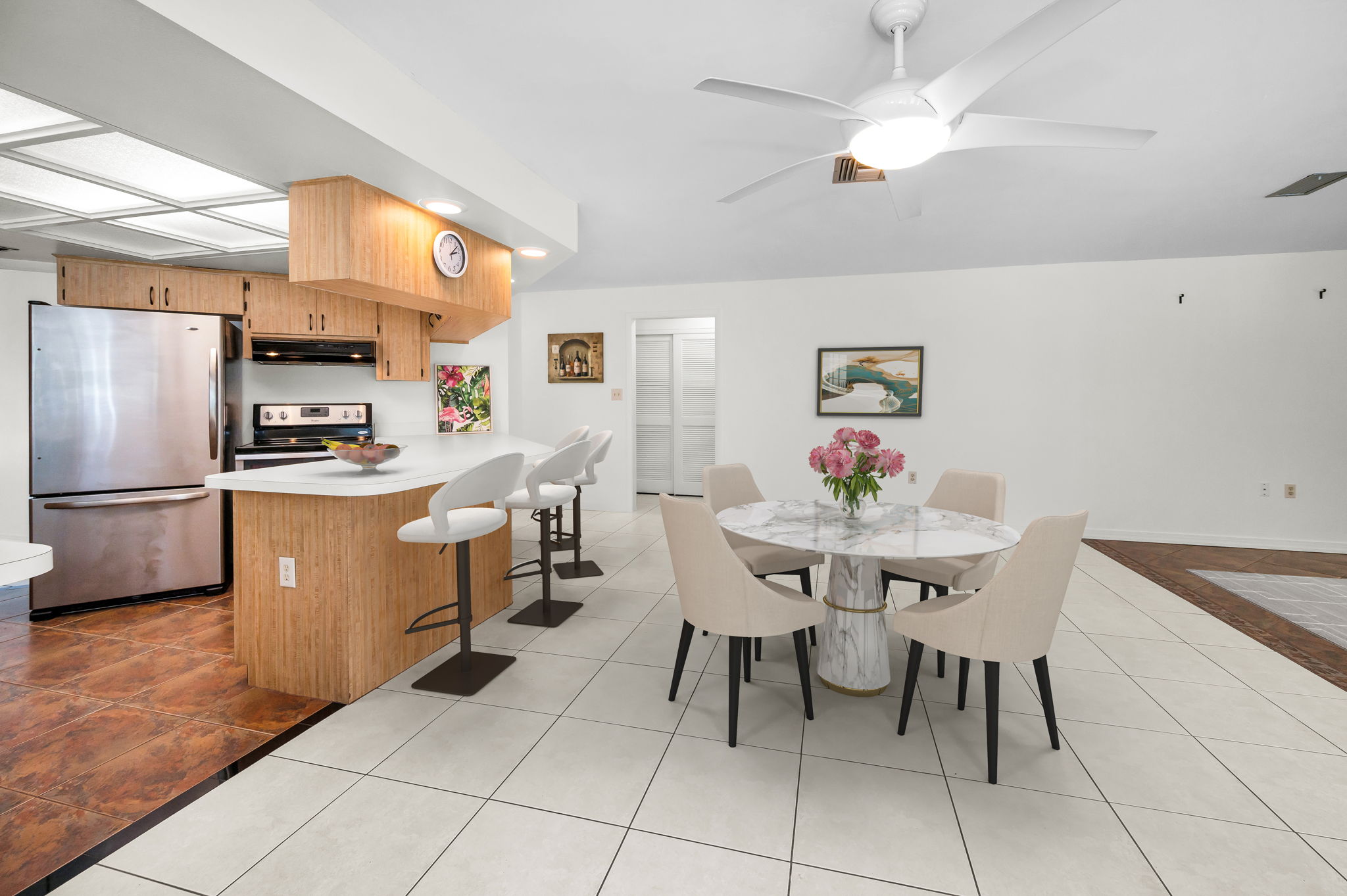 Kitchen Eat-in Area1