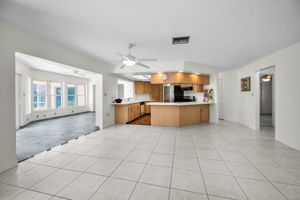 Kitchen Eat-in Area2