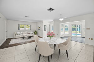 Kitchen Eat-in Area3