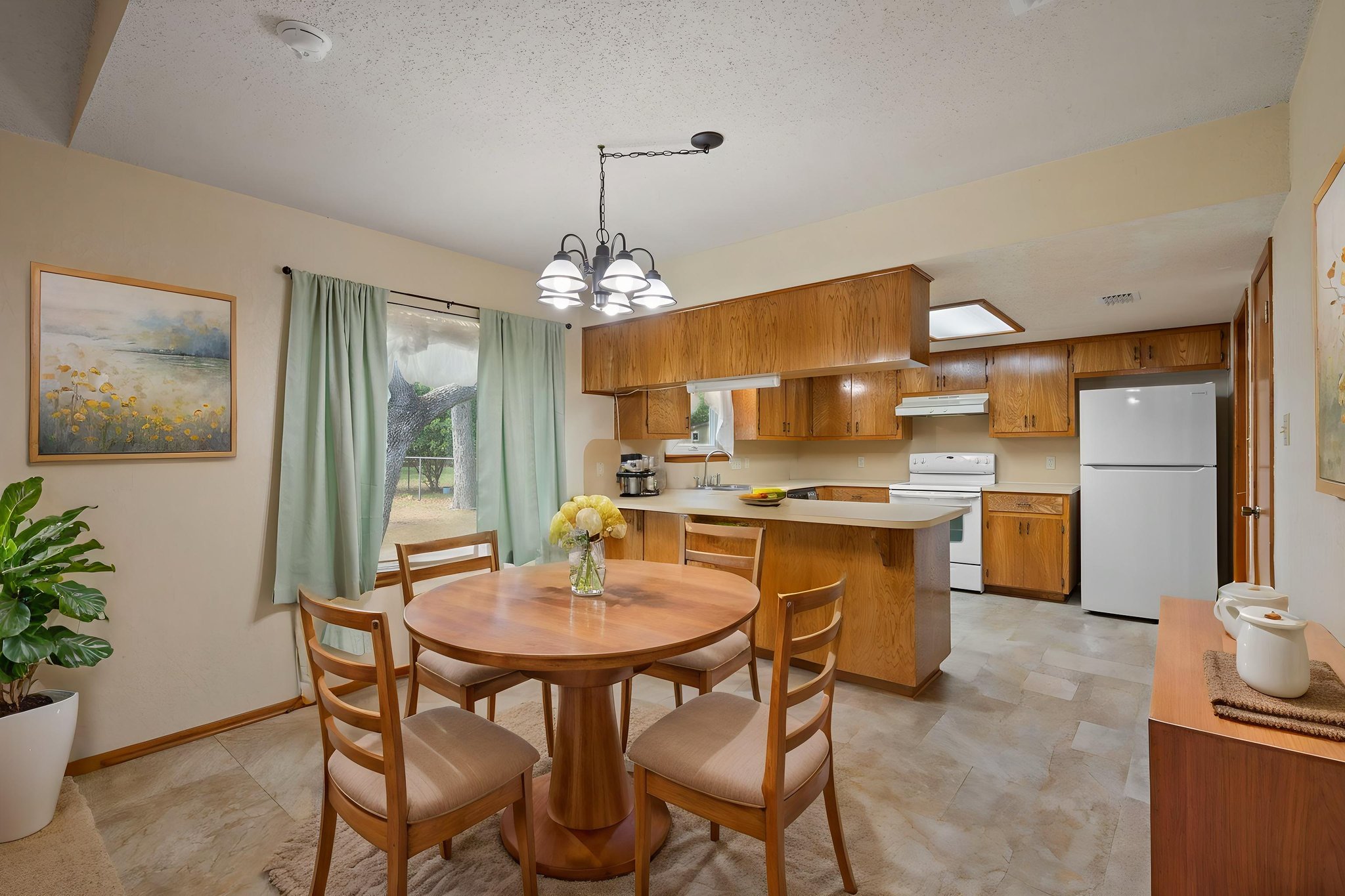 DSC_3353 virtually staged.jpeg