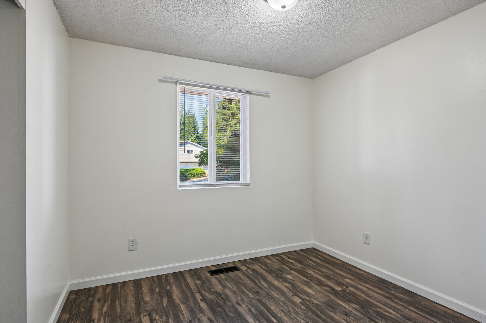 SE Azalea St-S1908-022.jpg