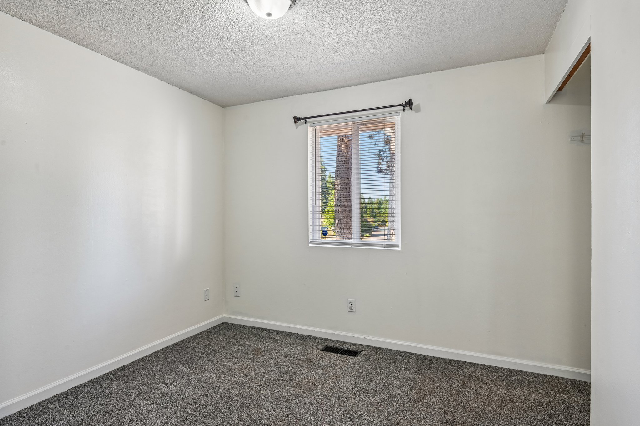 SE Azalea St-S1908-024.jpg