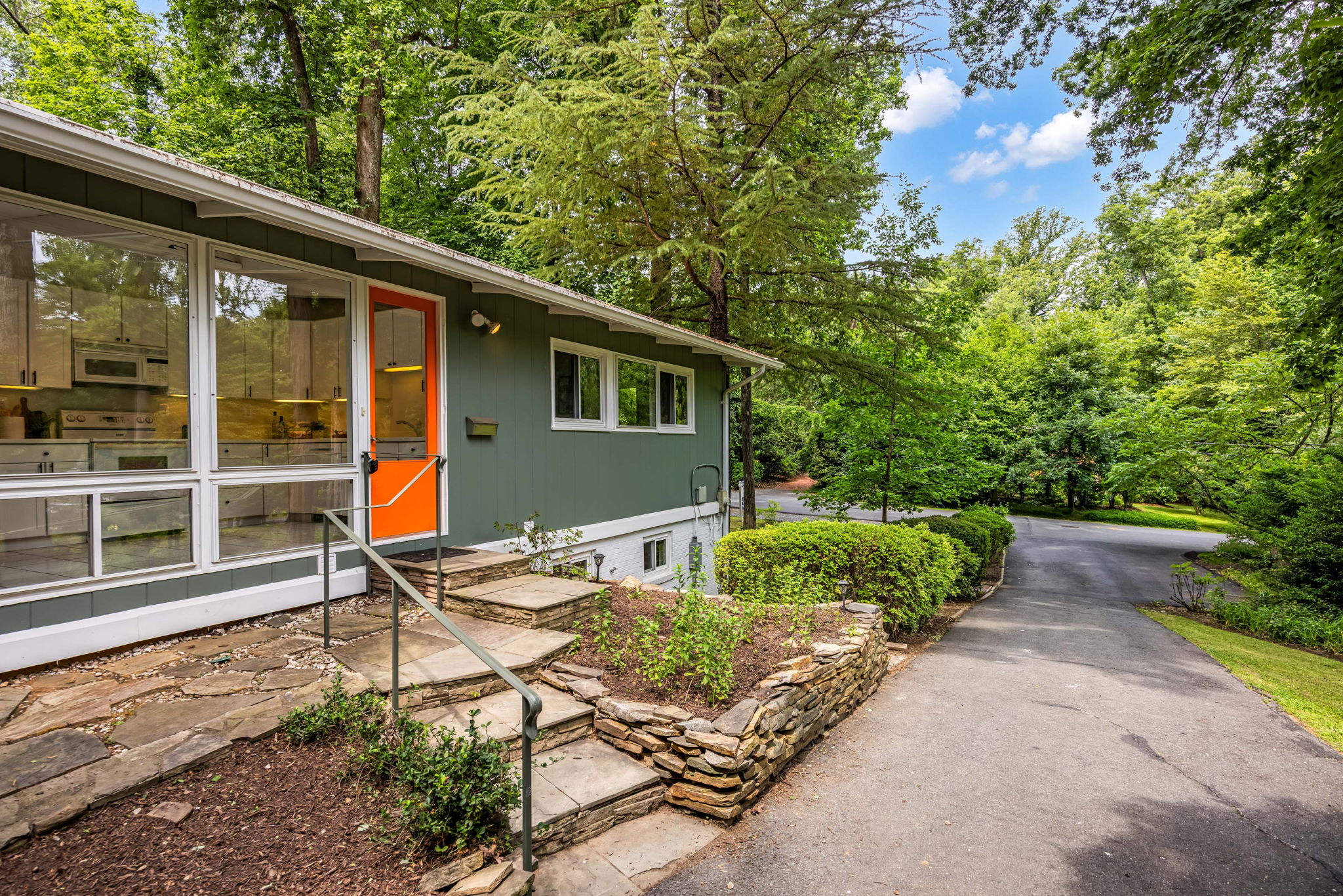 LAKE BARCROFT - Mid Century Modern 5BR/3BA