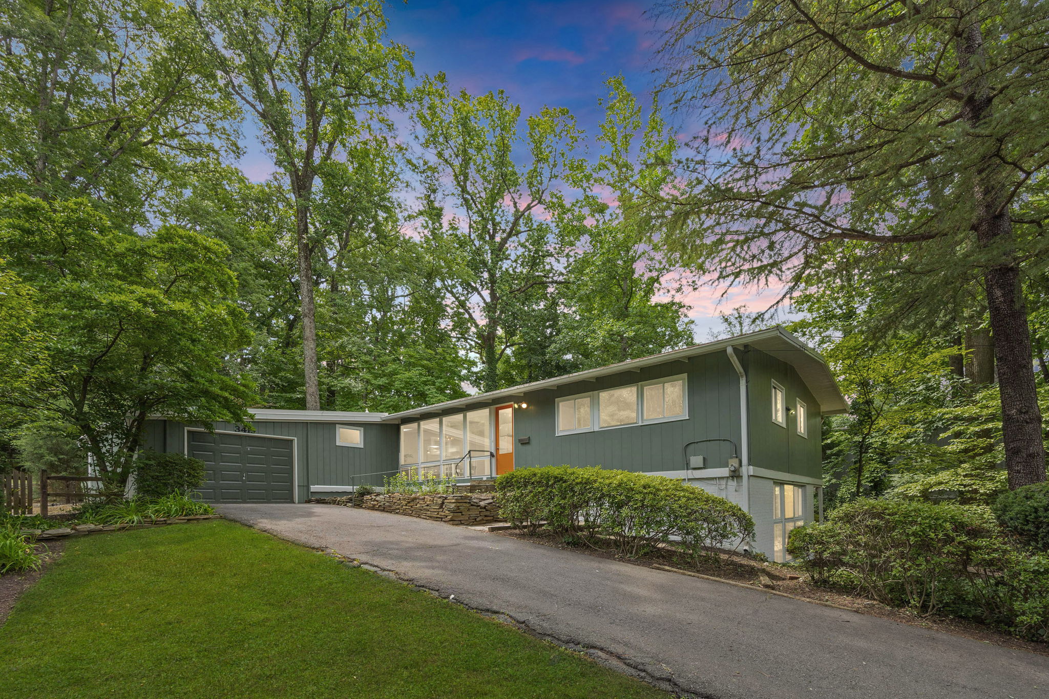 LAKE BARCROFT - Mid Century Modern 5BR/3BA