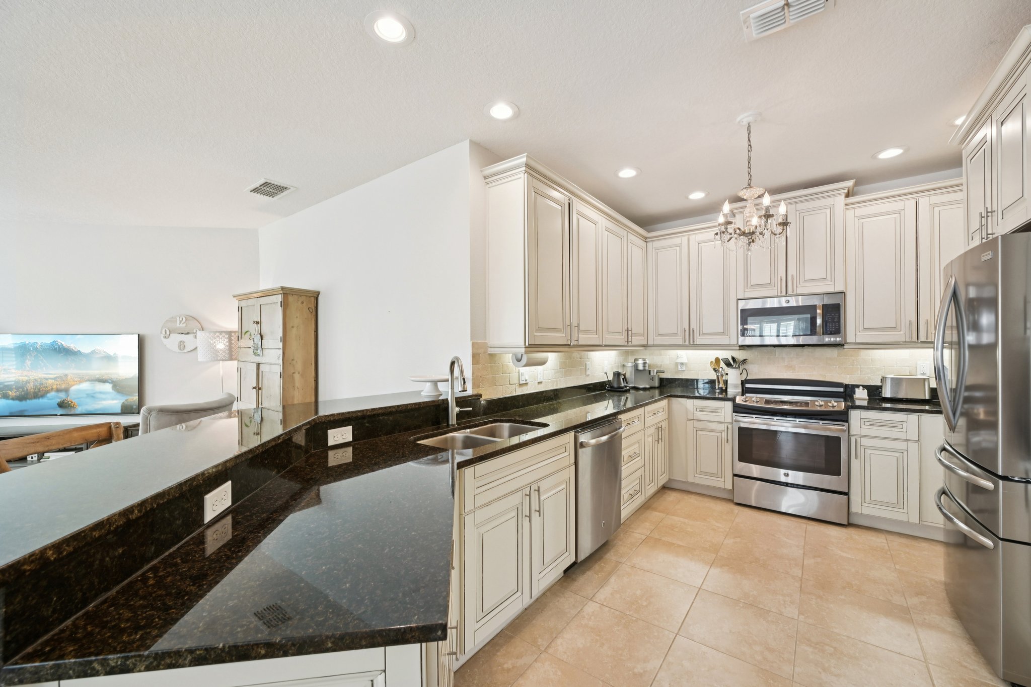 77th St W 101-L1303-015.jpg