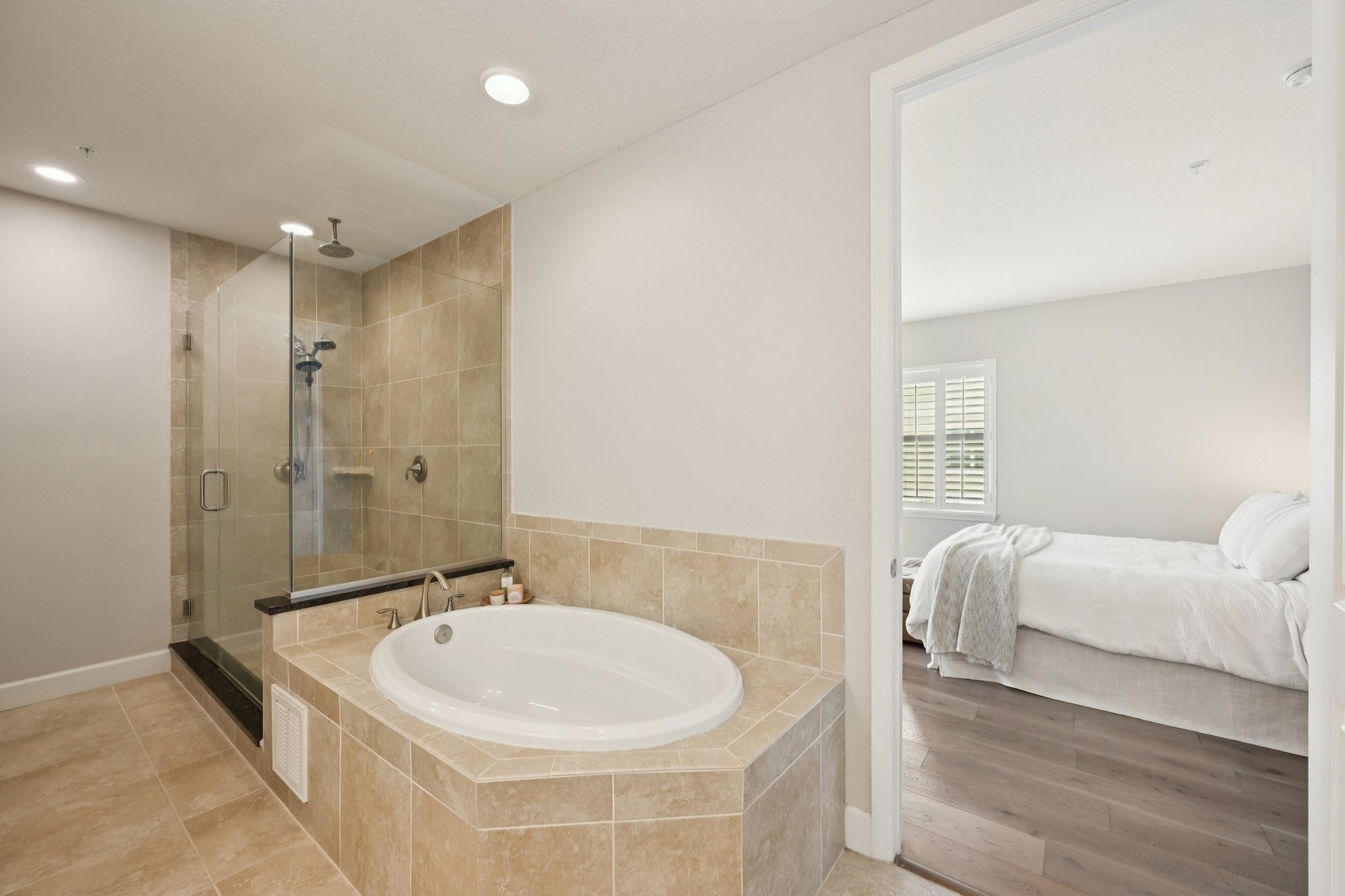 77th St W 101-L1303-031.jpg