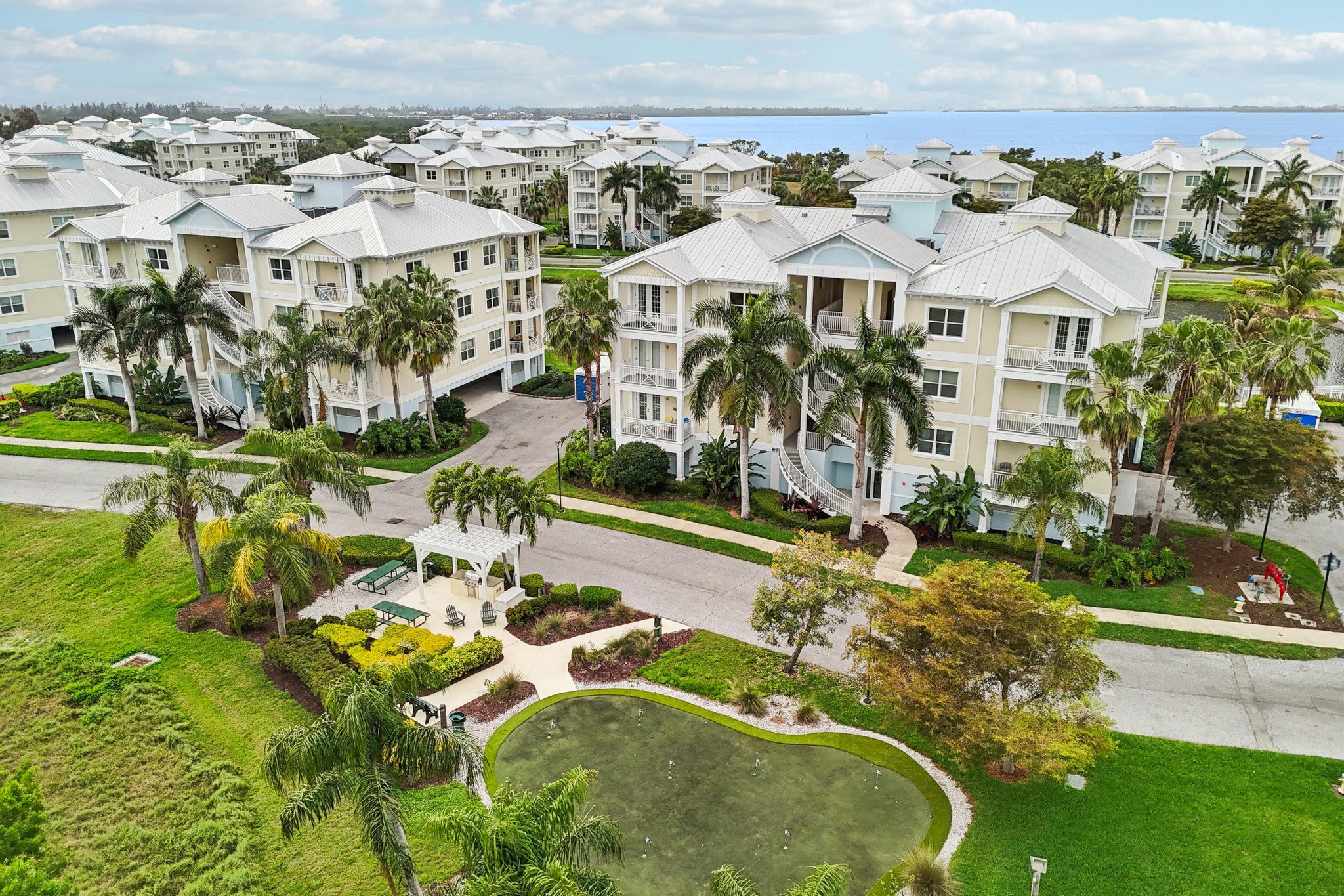 77th St W 101-L1303-044.jpg