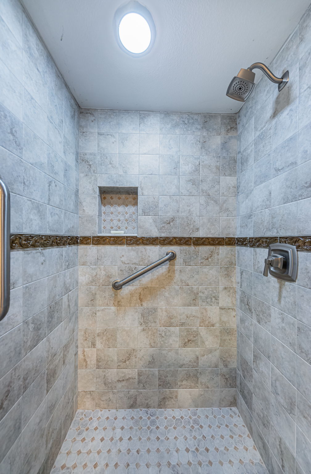 Primary Bathroom 1c