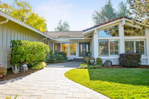 Single level living in a court location