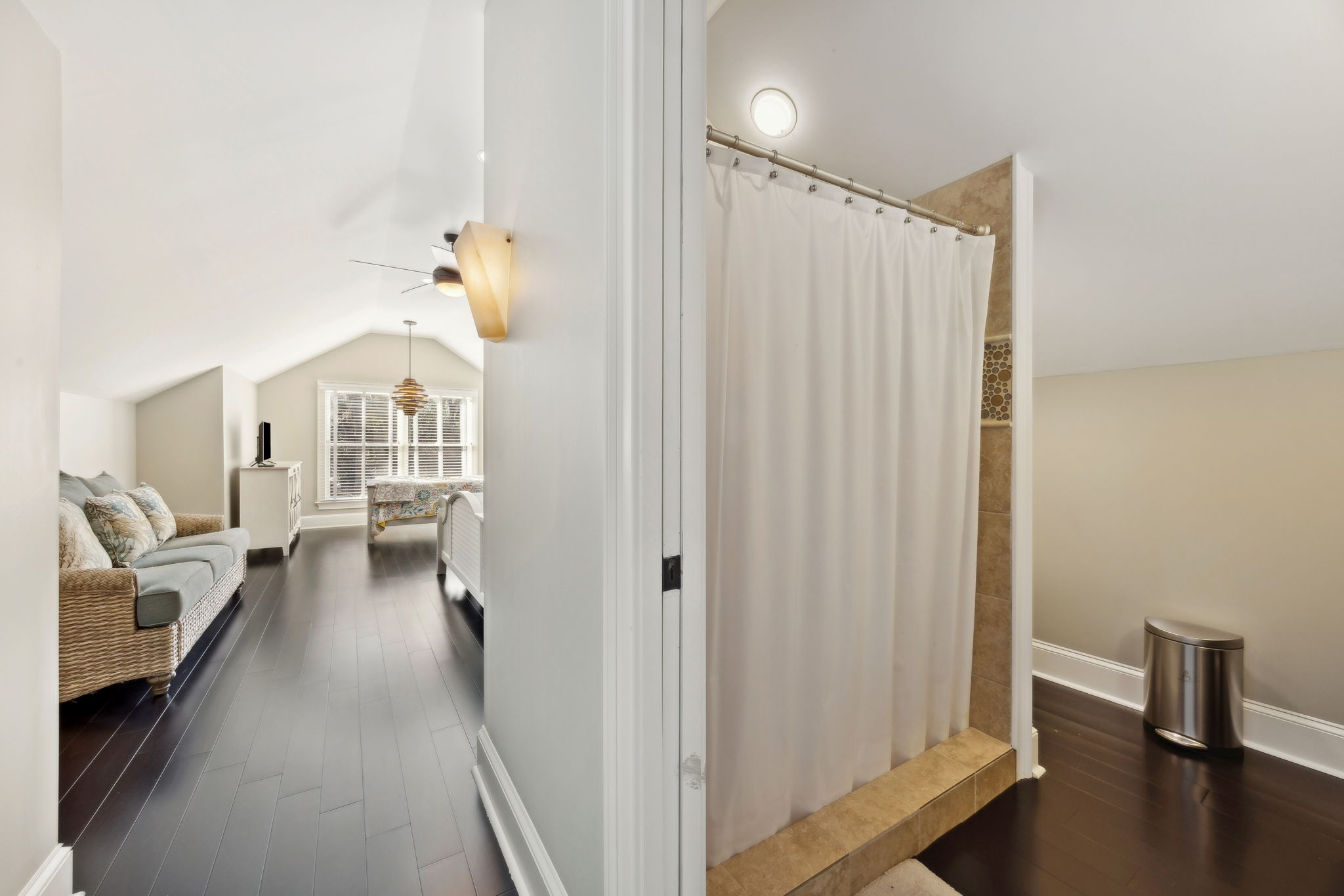 Bedroom/Bathroom