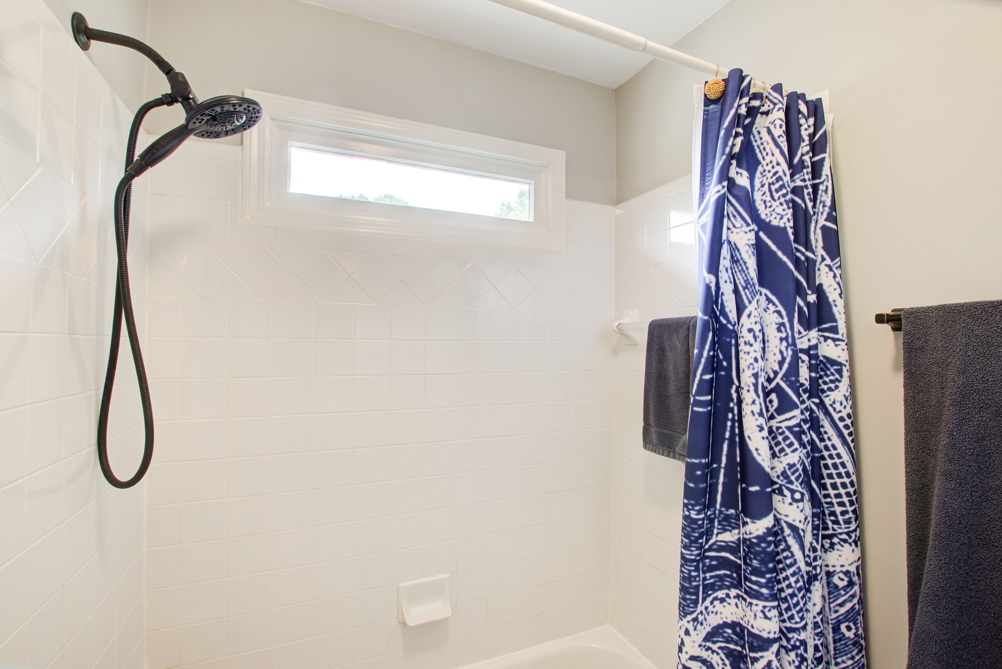 33 Jack + Jill Bath Shower Detail