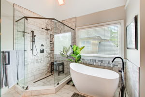 25 Main BR En Suite B Shower Tub Split