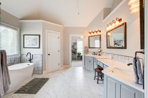 24 Main BR En Suite A w Closet View