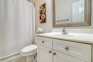 Upstairs bath with tub/shower