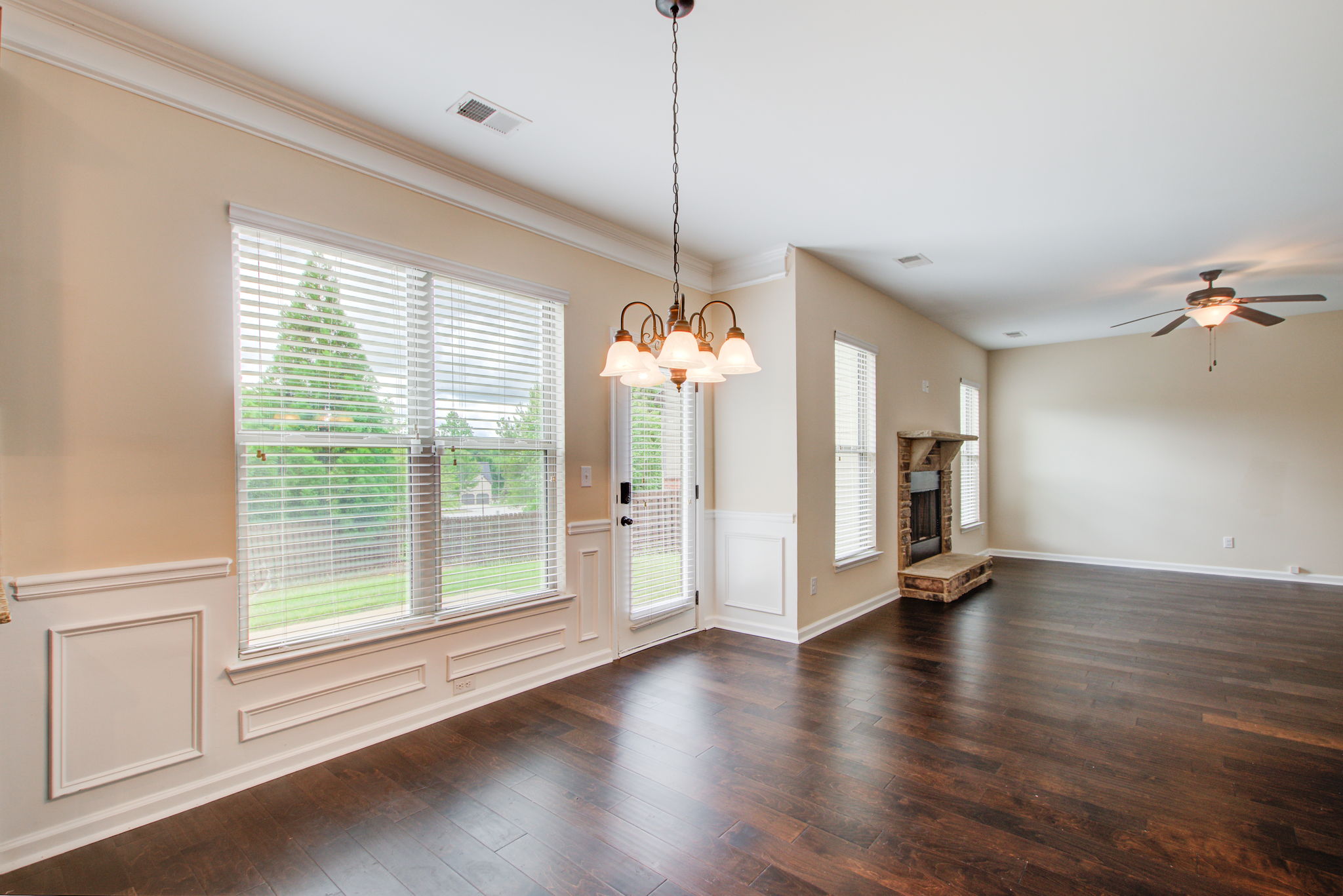 16 Breakfast Area A w Living Room