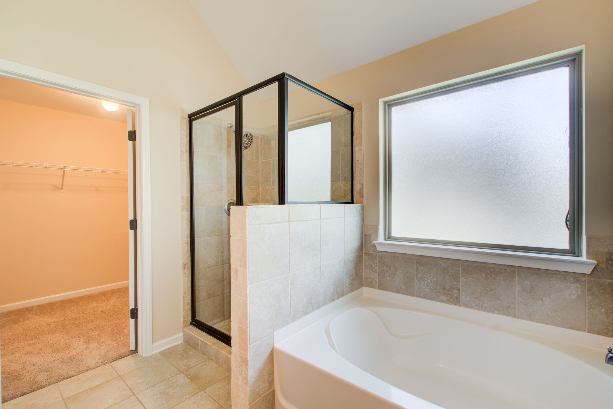 27 Main BR En Suite B Shower Tub Split