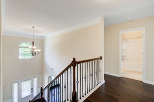 33 Upper Landing B w J&J Bath View