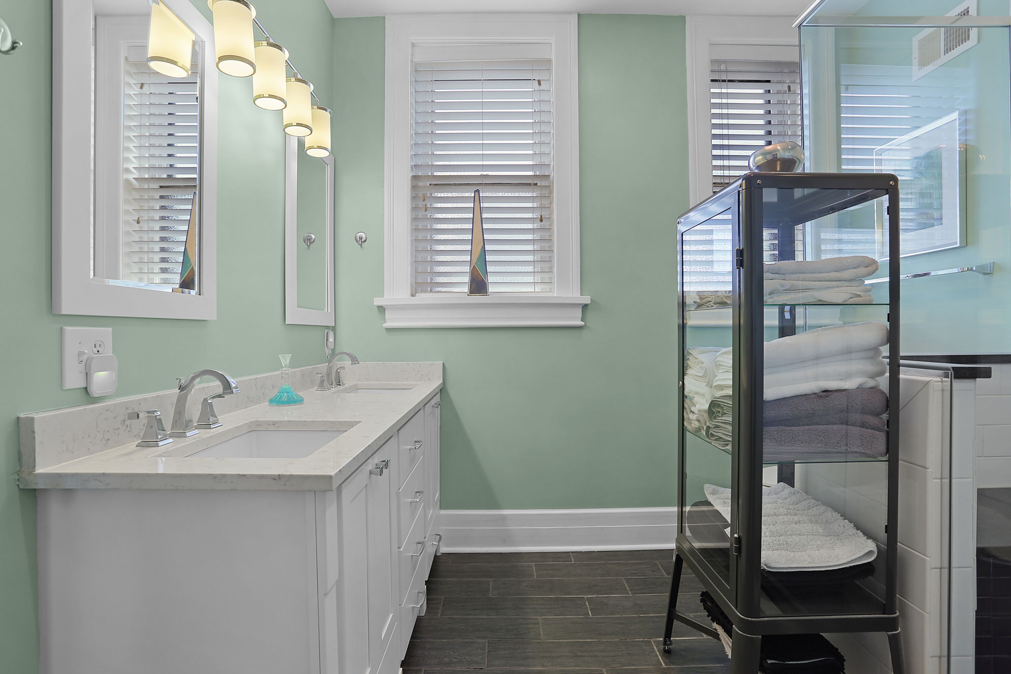 2nd floor guest bathroom
