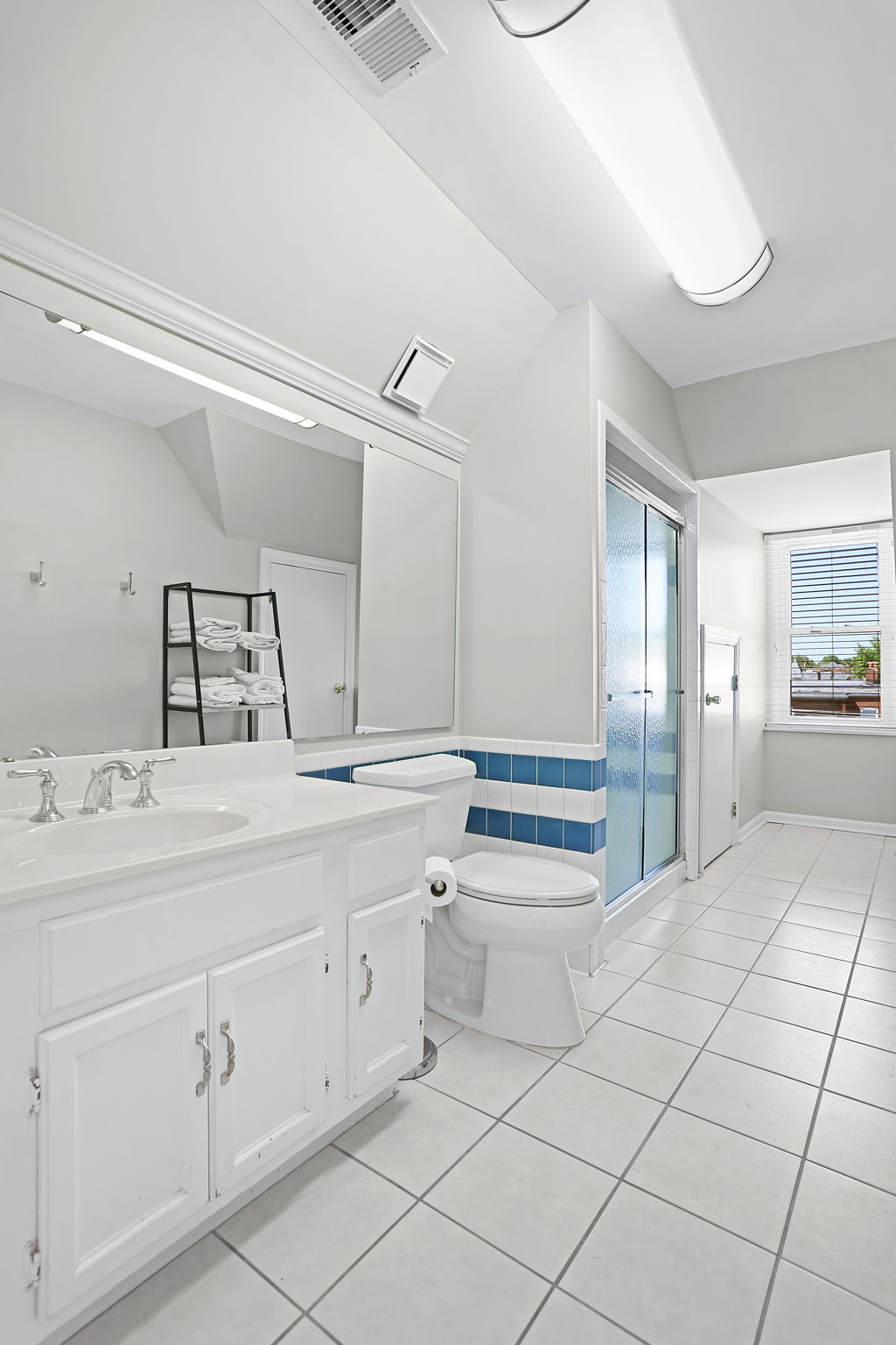 3rd floor guest Bathroom