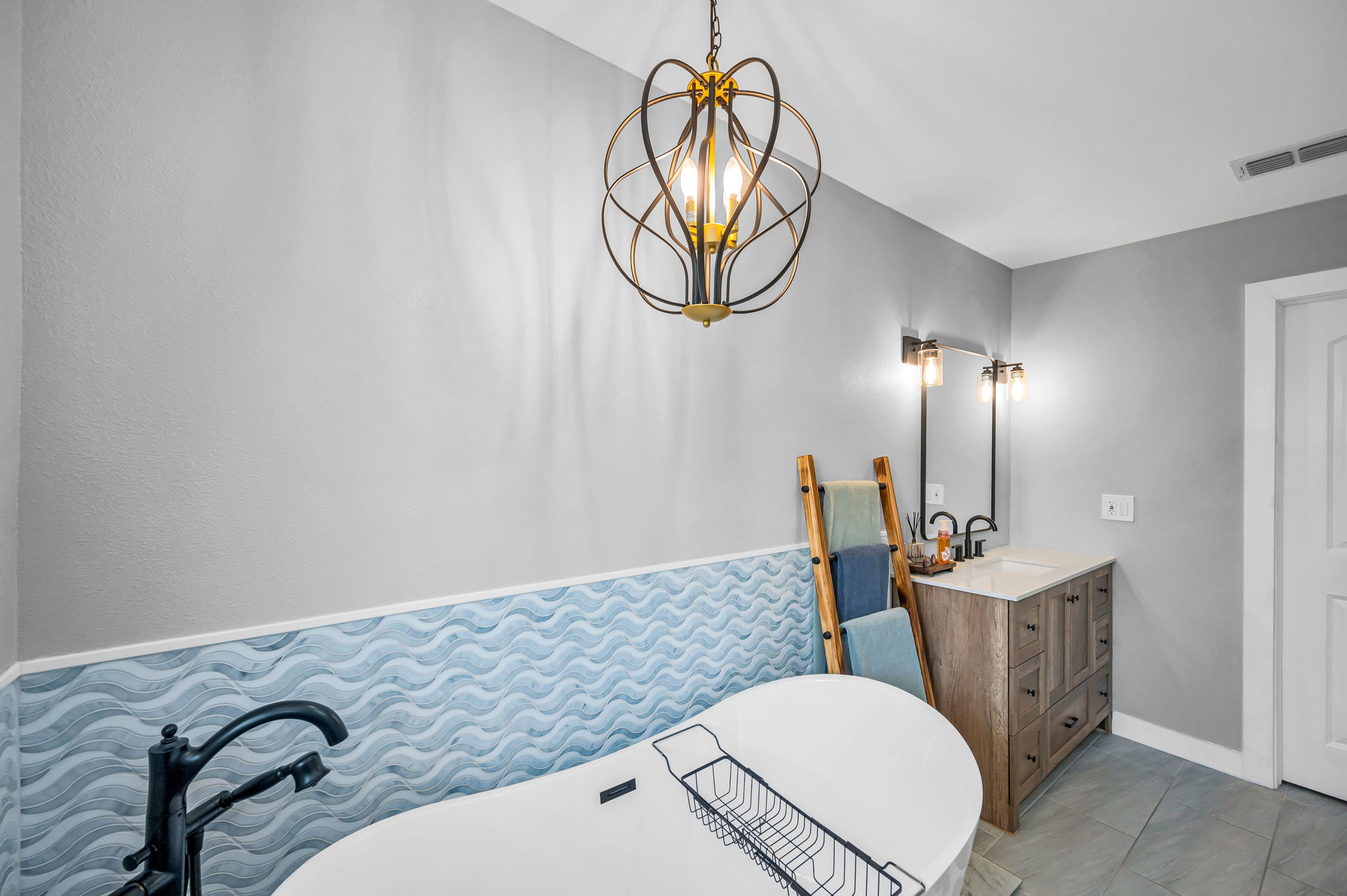 Upper Level Primary Bathroom1f