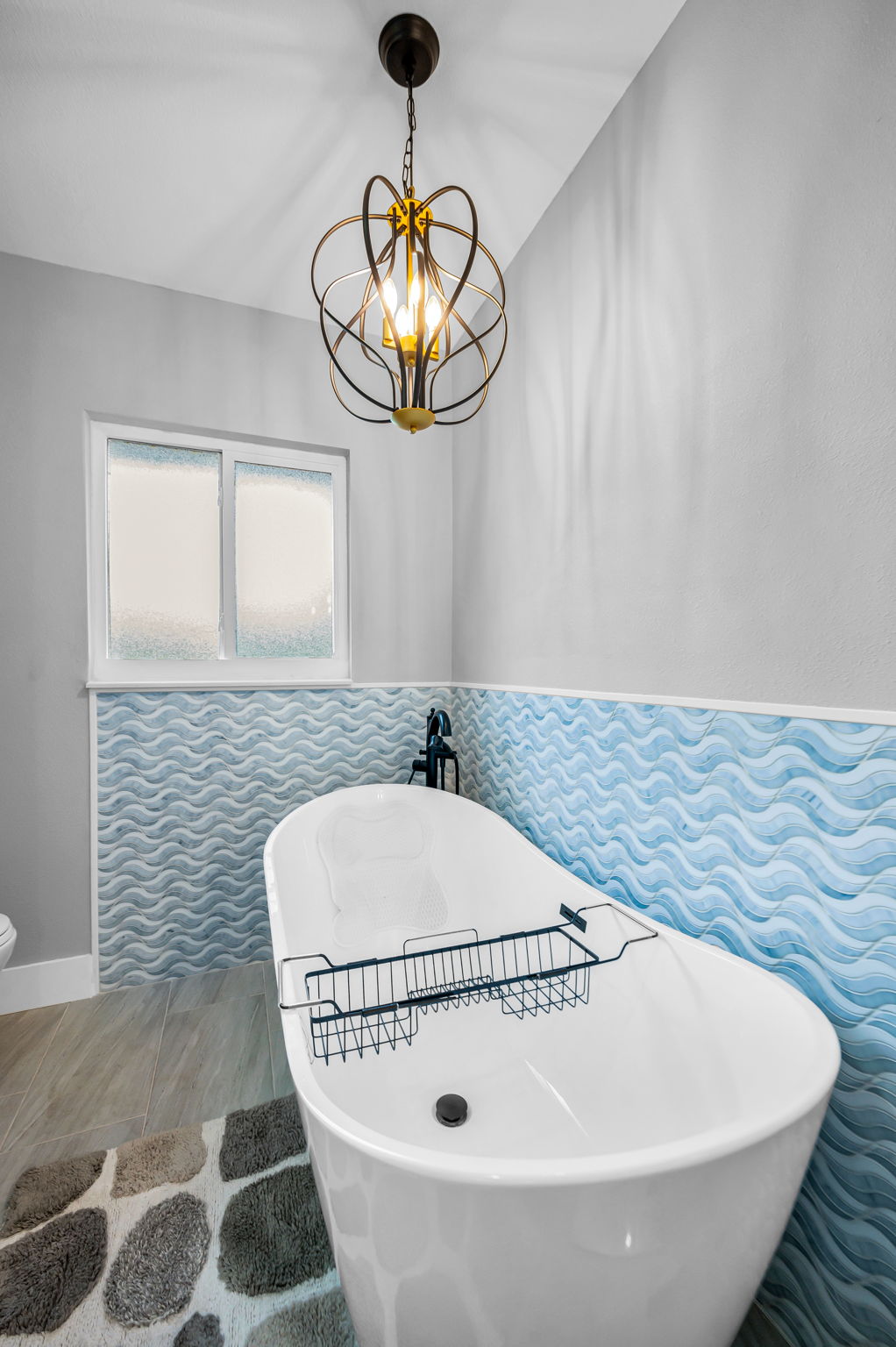 Upper Level Primary Bathroom1e