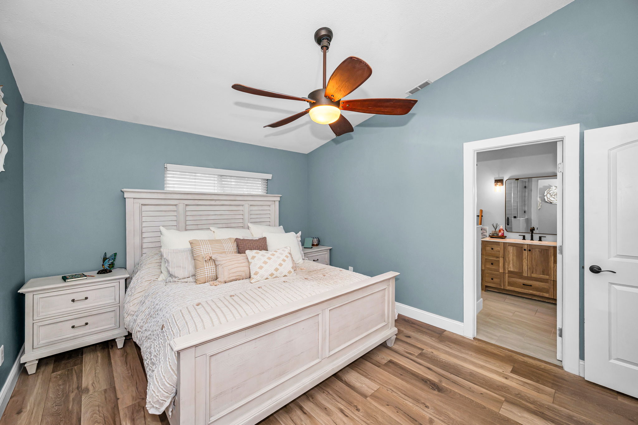 Upper Level Primary Bedroom1d