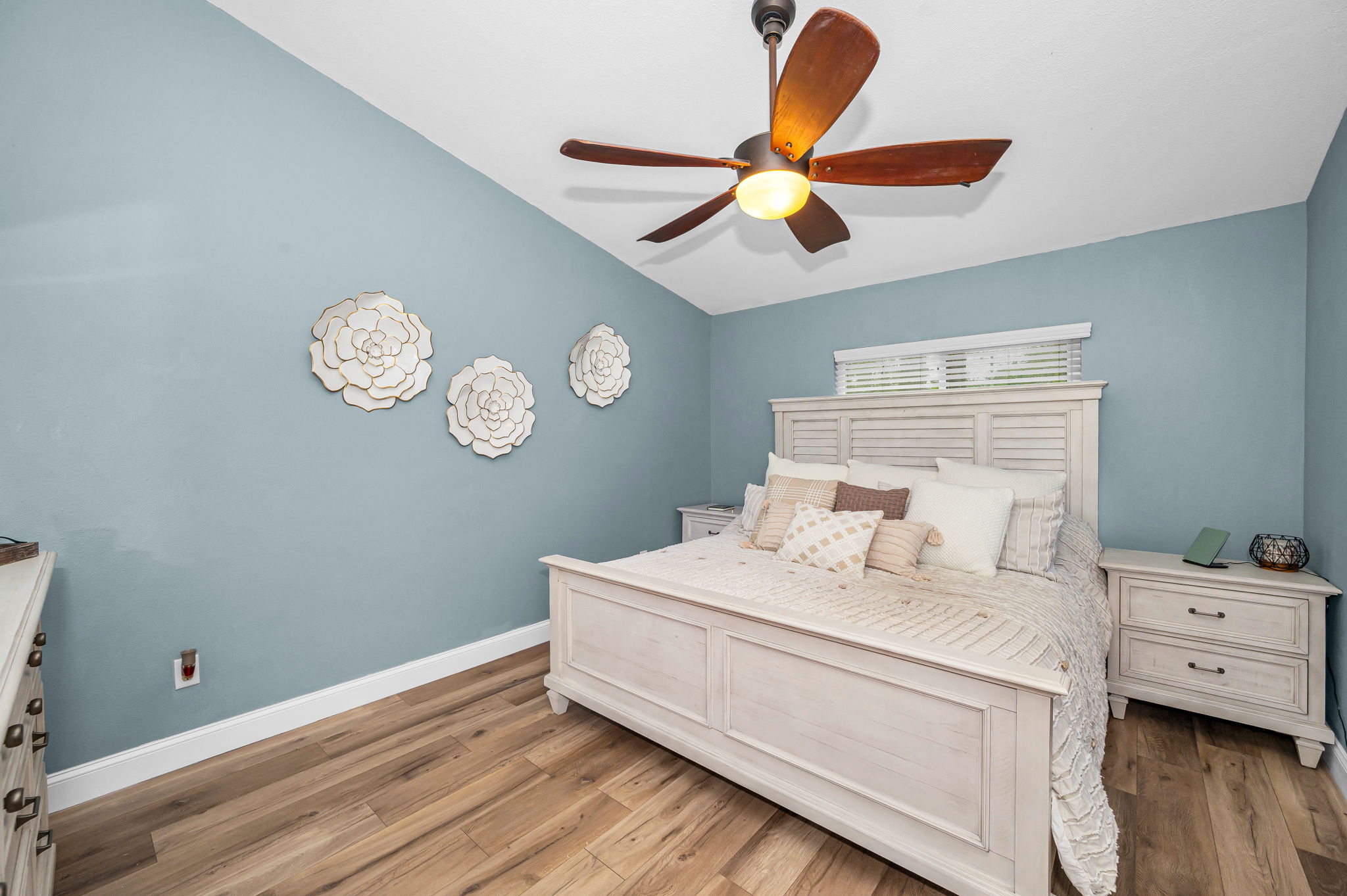 Upper Level Primary Bedroom1a