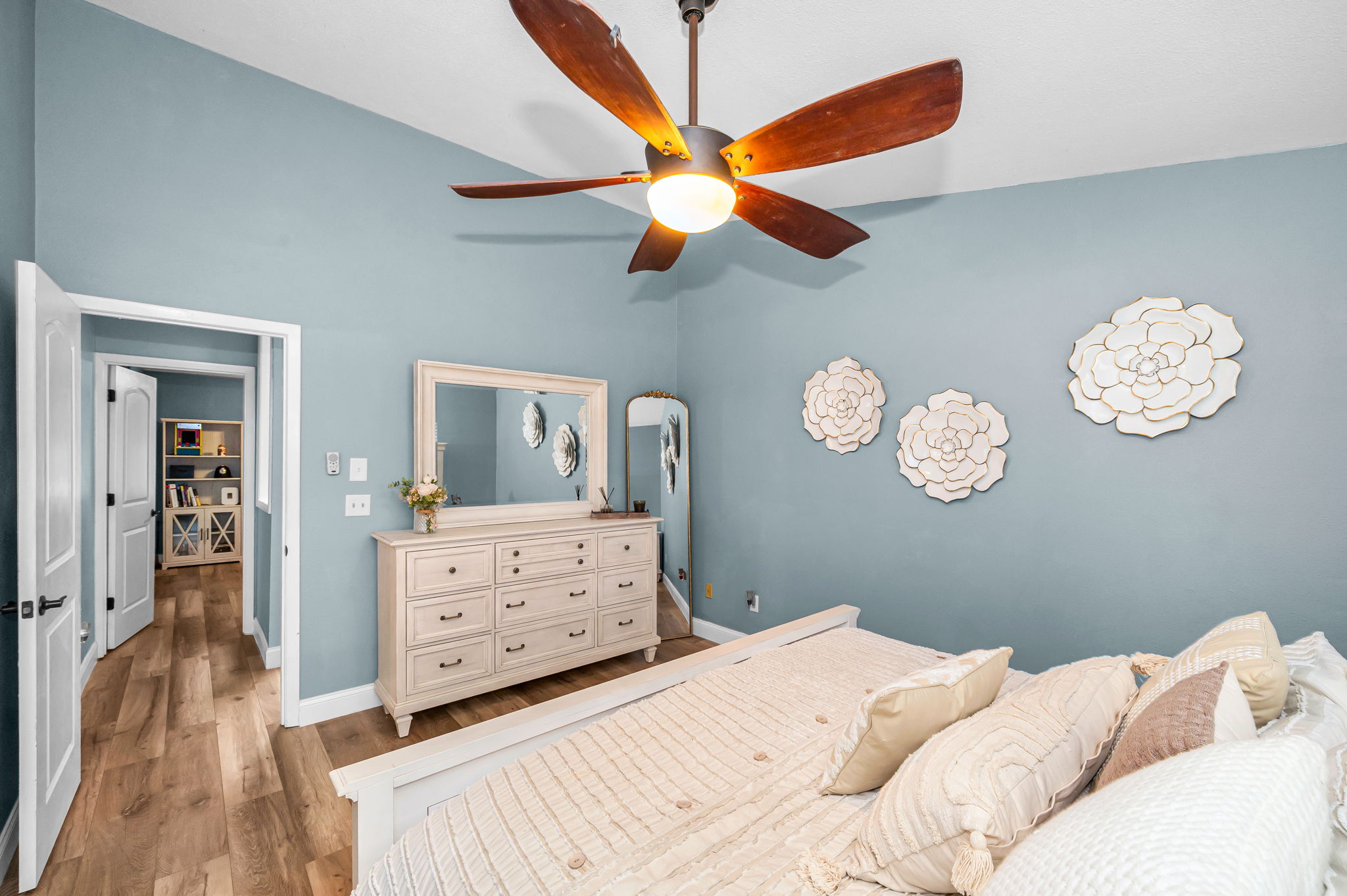 Upper Level Primary Bedroom1b