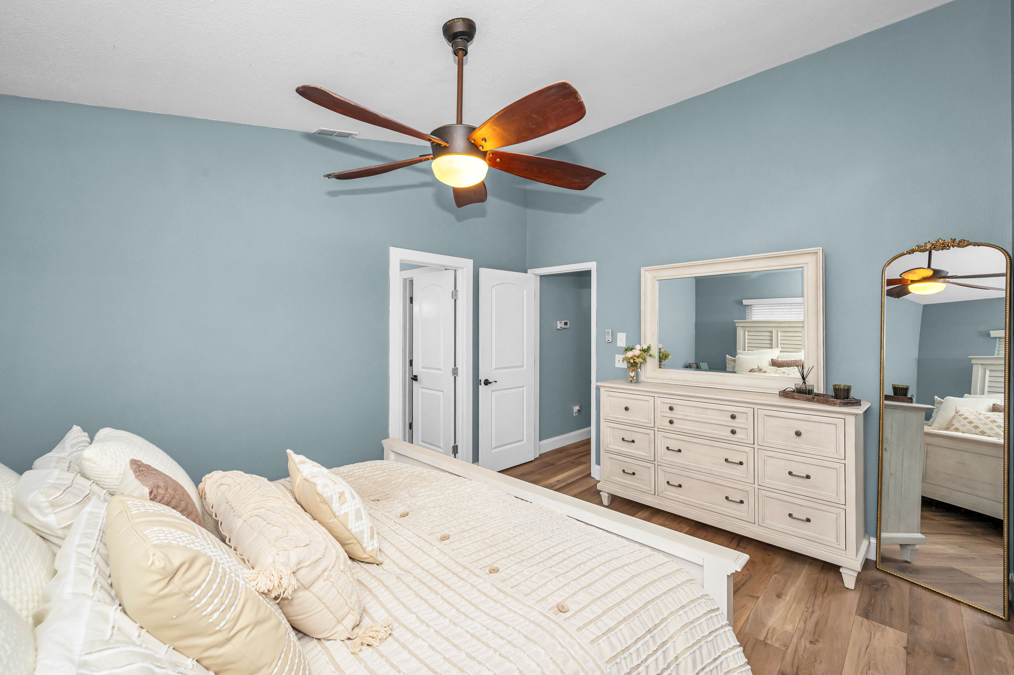 Upper Level Primary Bedroom1c