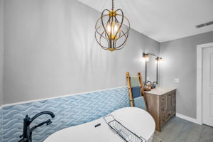 Upper Level Primary Bathroom1f