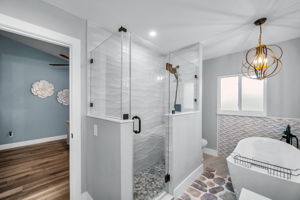 Upper Level Primary Bathroom1c