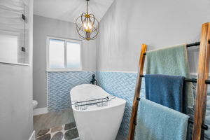 Upper Level Primary Bathroom1d