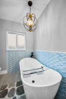 Upper Level Primary Bathroom1e