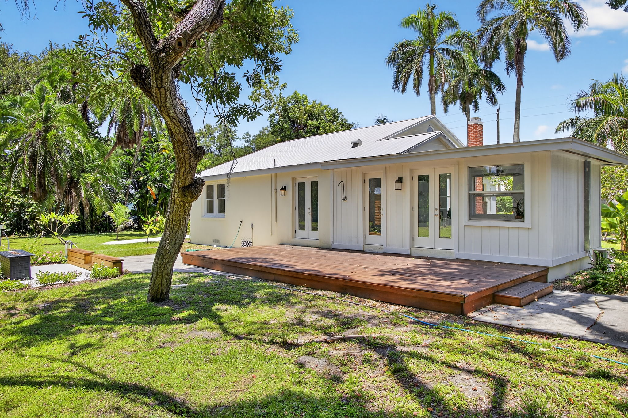 Virtual stage outside deck